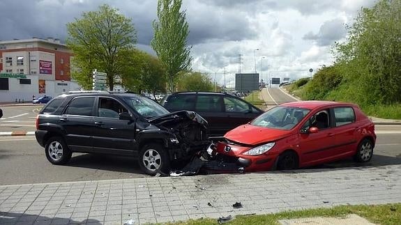 Golpea a dos coches en Valladolid y termina empotrándose contra un tercero en Laguna