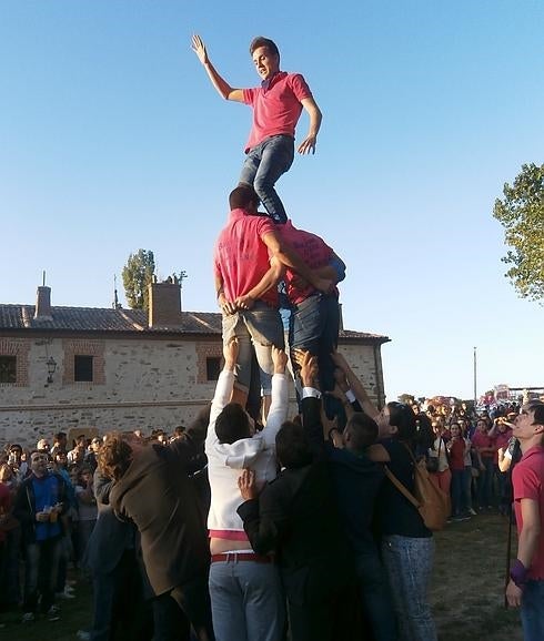 Castillos humanos junto al Santuario del Bustar