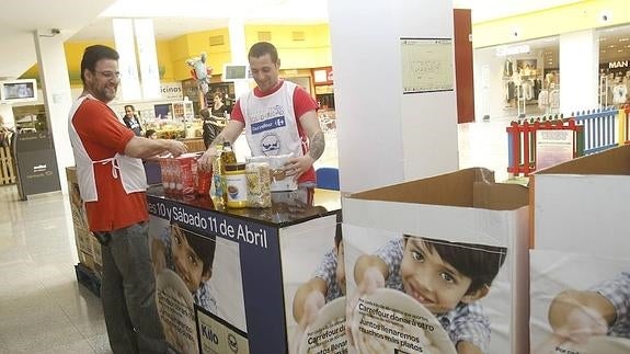 Carrefour destina 2620 kilos de productos alimenticios al Banco de alimentos de Palencia