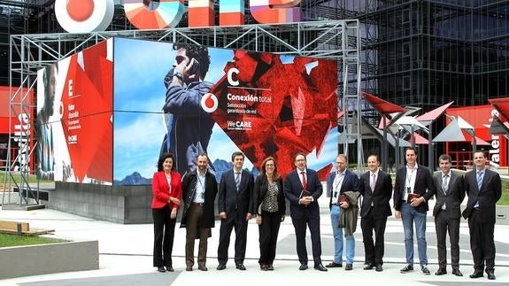 La presidenta de la Diputación y el alcalde acuden a la Vodafone Business Experience Center