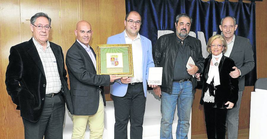 Rafael Á. García Lozano sale del armario de la poesía gracias al Treciembre