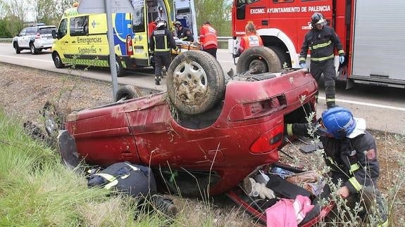 Una mujer resulta herida en Husillos al volcar su turismo