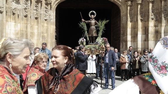Cofrades y fieles acompañan a San Isidro en la celebración anticipada en Palencia