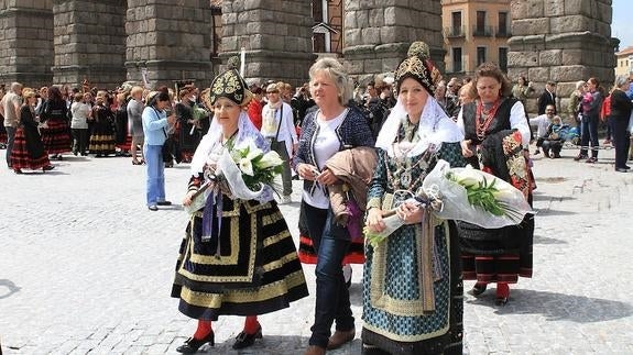 Las aguederas segovianas se van de romería para venerar a la Virgen de la Fuencisla