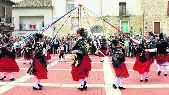 Villaviudas, entre cintas y paloteo