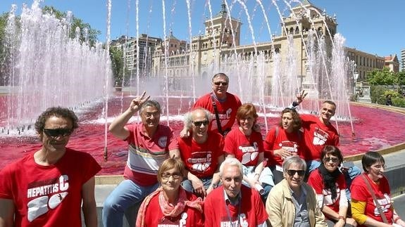 La fuente de Zorrilla se tiñe de rojo contra la Hepatitis C