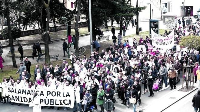 Vecinos y personal del Hospital suspenden a la Sanidad un año después de las mareas