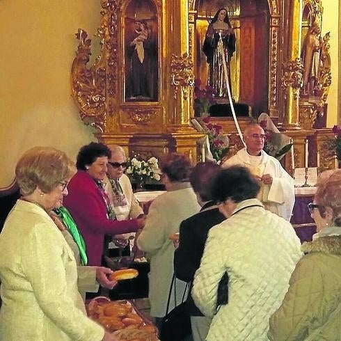 Béjar celebra a Santa Rita, patrona de los imposibles, con flores y bollos