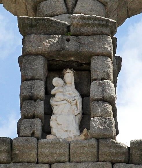 La Academia de Artillería elude la polémica por la retirada de la bandera de la Virgen del Acueducto