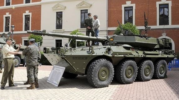 Una exhibición de equipos y vehículos cierra la Semana de las Fuerzas Armadas