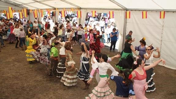 Nava de la Asunción celebra las bodas de plata de su feria flamenca