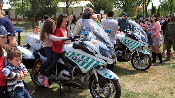 Decenas de segovianos visitan Baterías en el Día de las Fuerzas Armadas