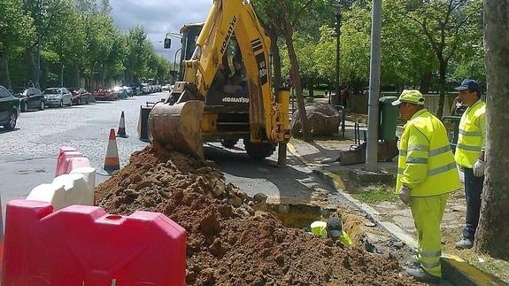 Las máquinas abren las primeras zanjas en la avenida de la Constitución