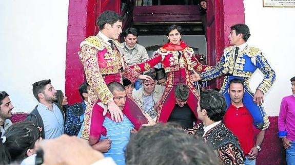 Tarde triunfal en Ledesma con la terna y el ganadero en hombros