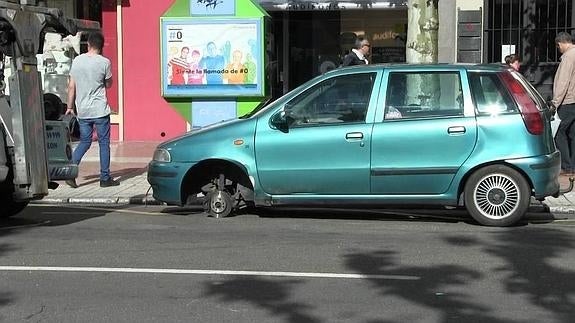 Un vehículo pierde una rueda en el centro de León