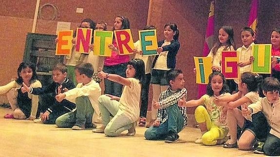 El colegio San Gil gana uno de los premios de la campaña ‘Entre iguales’