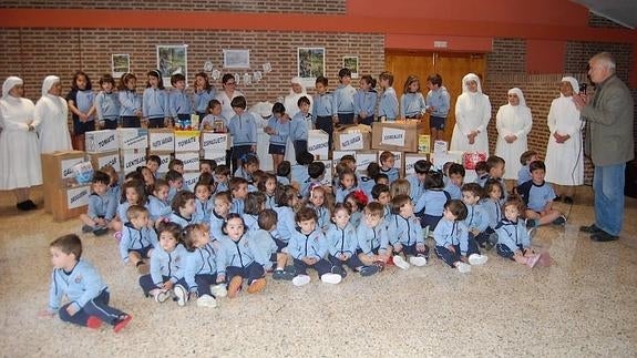 El Colegio Corazón de María de Palencia entrega 400 kilogramos de comida a Cáritas Diocesana