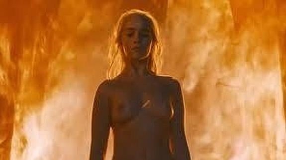 Emilia Clarke recurre al vodka para grabar su último desnudo en Juego de Tronos