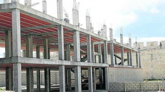 La estructura del edificio sin finalizar situado junto a la muralla se limpiará y vallará
