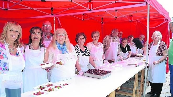 Linares reparte más de 100 cajas de fresas en el cierre de su feria