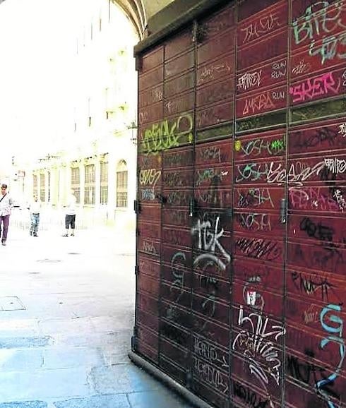 Reclaman más limpieza de pintadas en el centro y en los barrios