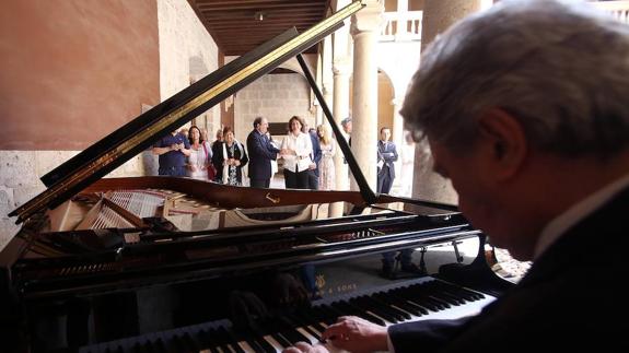 Bach gana al merengue en el primer día de campaña