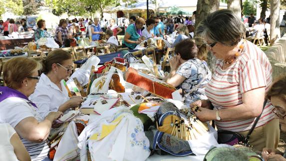 Cientos de encajeras de bolillos de toda la región se dan cita en Palencia