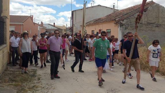 Remondo renueva el voto de silencio a San Antonio con su procesión muda