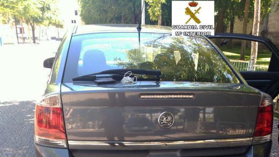 Pillados 'in fraganti' cuando intentaban robar joyas a una mujer por el método del 'abrazo cariñoso'