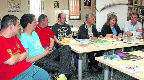 Apadefim Fundación Personas dona 70 libros y revistas a la biblioteca