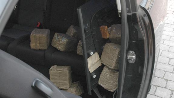 El perro antidroga Azor descubre 22 kilos de hachís ocultos en la carrocería de un coche