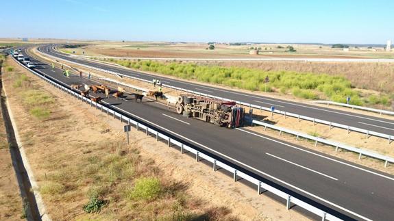 Vuelca un camión con ganado en la A-66