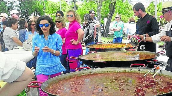 La tradicional paella popular despide las fiestas de San Antonio