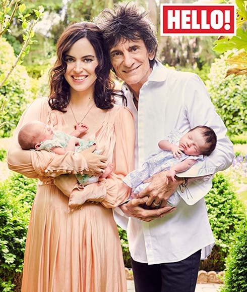 Ronnie Wood y su mujer Sally presentan a sus hijas gemelas, en sociedad