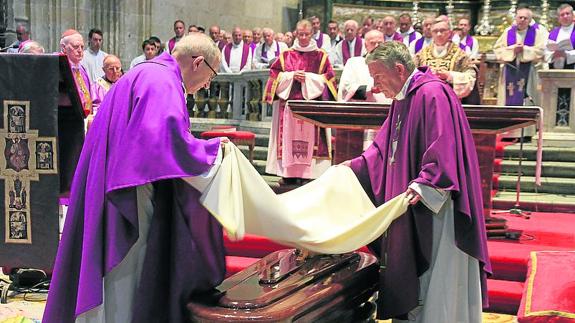 Centenares de personas despiden al obispo Luis