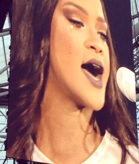Rihanna rompe a llorar en mitad de un concierto en Dublín