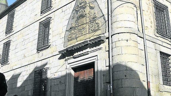 El Ayuntamiento recibe el edificio de la biblioteca, que reabrirá en otoño