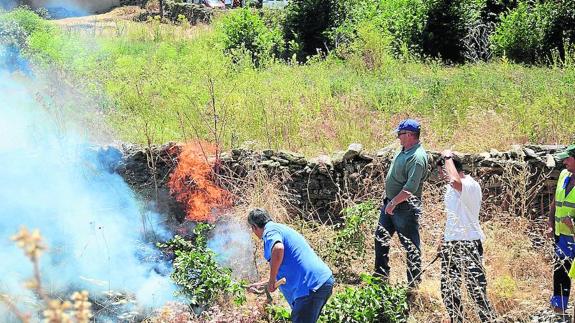 Alarma en Mozárbez por un incendio junto a las casas del centro urbano del municipio