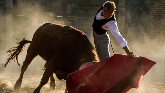 El novillero segoviano Pablo Martín de la Fuente entrena en la finca de César Rincón