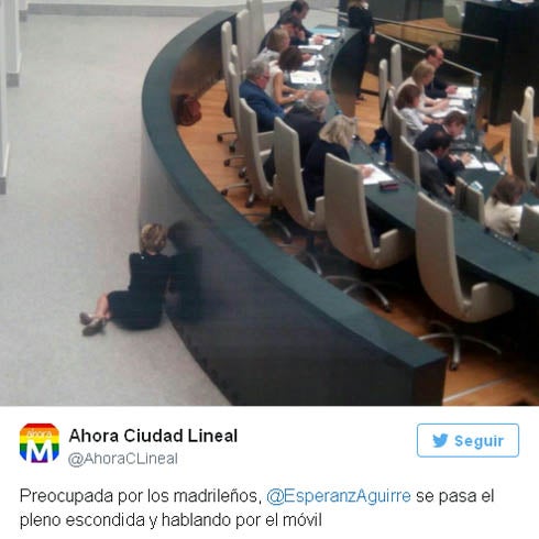 Aguirre se sienta en el suelo para hablar con Losantos por teléfono durante un pleno