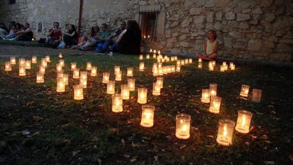 Con la mágica luz de las velas