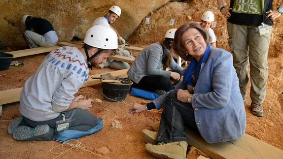 Doña Sofía excava en Atapuerca