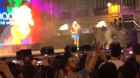 Un fan desatado le quita el sujetador a Leticia Sabater al terminar su concierto