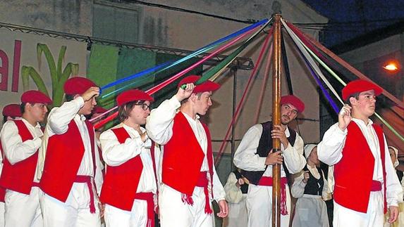 Vallelado ensalza su ajo autóctono con una feria artesanal y el veterano festival folclórico