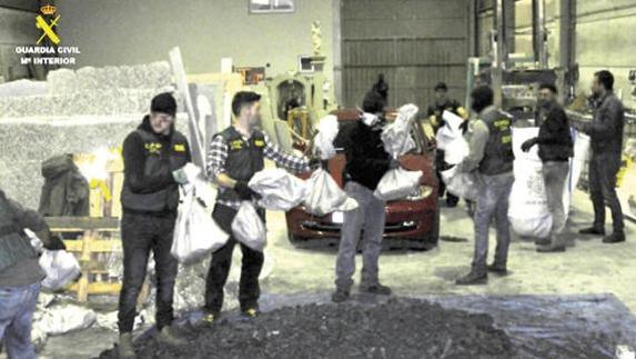 Piden dos años de cárcel para el leonés que intentó hacer pasar 390 kilos de cocaína por carbón