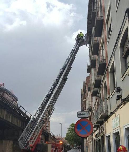 La tormenta provoca la intervención de los bomberos en varios puntos de la ciudad