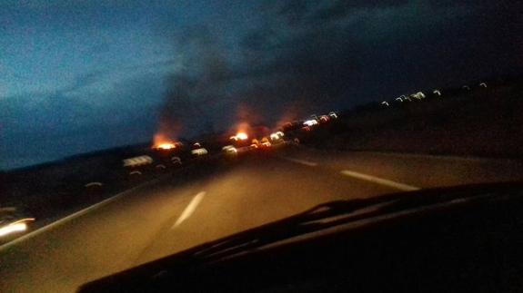 Un incendio en Dueñas calcina varias hectáreas de cereal