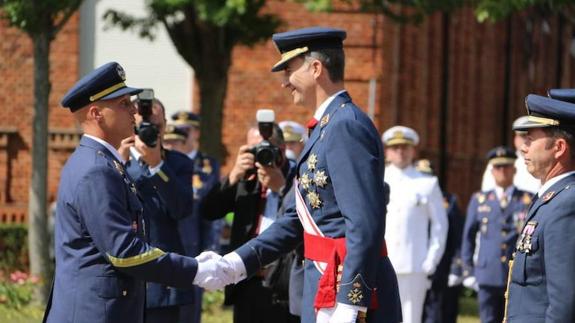 El Rey hpreside la entrega de los reales despachos de la Académica Básica del Aire