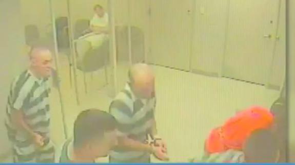 Un grupo de presos salva la vida al guardia que los vigilaba