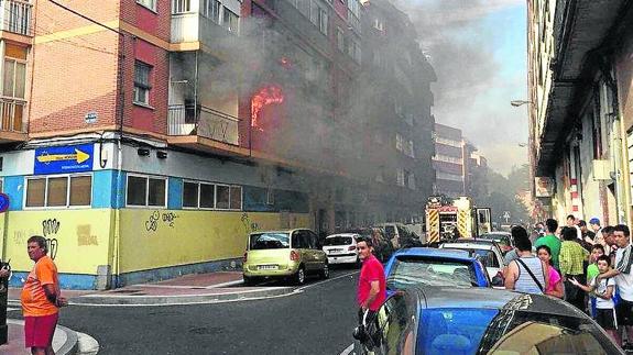 El incendio que devastó un piso ocupado en Delicias fue intencionado